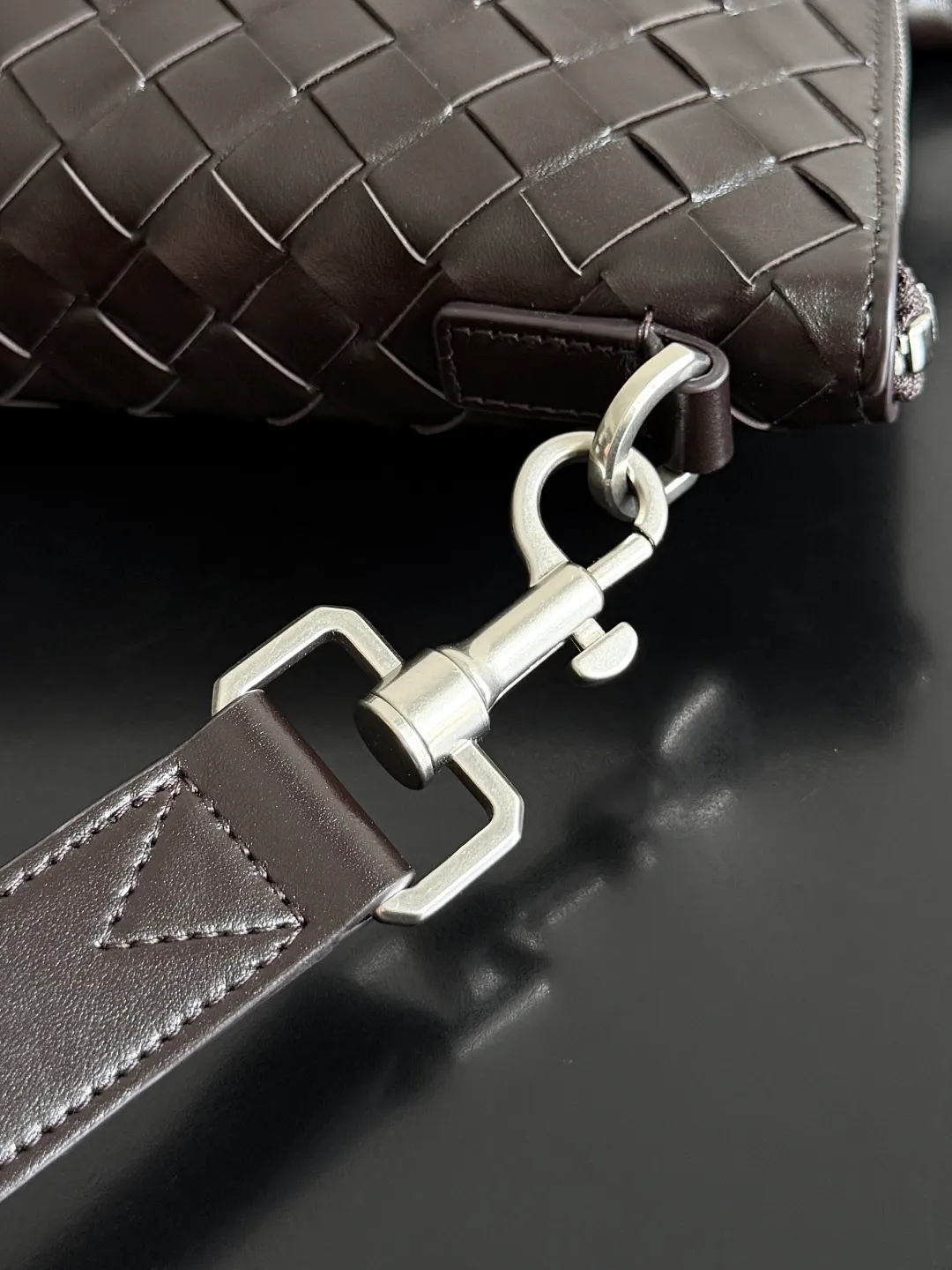 Batch 2520 BOTTEGA VENETA Bottega Veneta's 2025 new men's Intrecciato woven soft briefcase, the advanced version of the briefcase is officially launched. The classic calfskin weave has a gentle and generous style, which not only reduces the seriousness of work but also reflects taste. The large-capacity design takes into account the need of many men to go out to work, reducing the trouble of carrying multiple bags when going out. Small items such as computers and pens are all stored at once. The bag body is equipped with detachable shoulder straps on both sides, so one bag can be carried multiple times, reducing the burden on shoulders. Style number: 815783 Size: 39*33.5*8.5cm